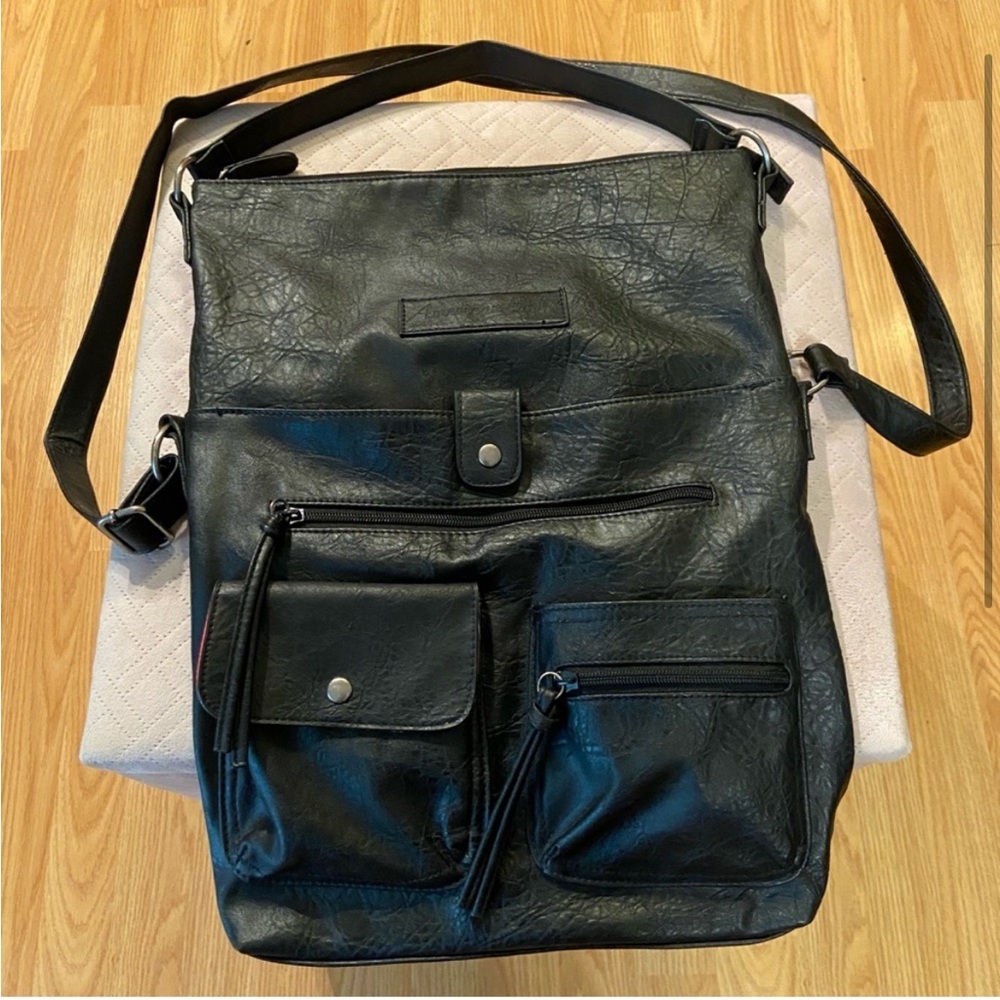 American Eagle AE Vegan Black Leather
Multipocket Crossbody Tribal Bag - Picture 16 of 16